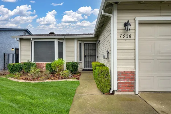 Property Slideshow image 2 of 29 | 7528 sunwest ln, Sacramento, CA, 95828