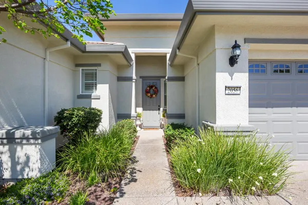 Property Slideshow image 2 of 33 | 2056 arlington dr, Roseville, CA, 95747