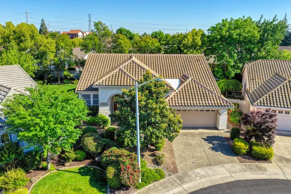 Property Slideshow image 3 of 73 | 325 roundhill ct, Roseville, CA, 95747