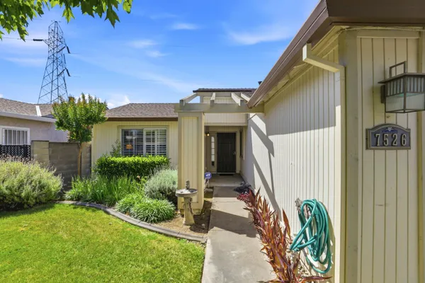 Property Slideshow image 3 of 41 | 7526 sunfaire ln, Sacramento, CA, 95828