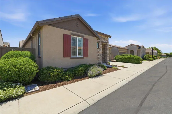 Property Slideshow image 2 of 45 | 3910 del arco ln, Sacramento, CA, 95834