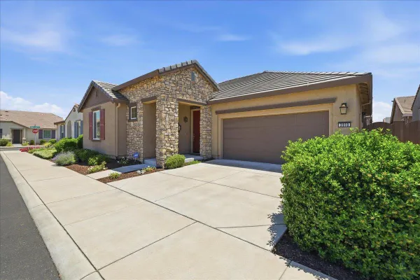 Property Slideshow image 3 of 45 | 3910 del arco ln, Sacramento, CA, 95834