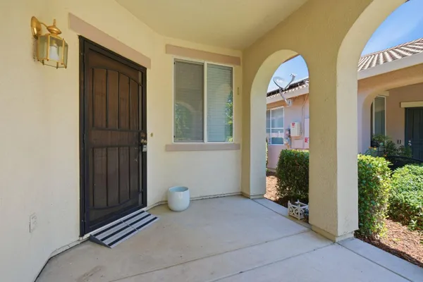 Property Slideshow image 3 of 39 | 260 mill valley cir, Sacramento, CA, 95835
