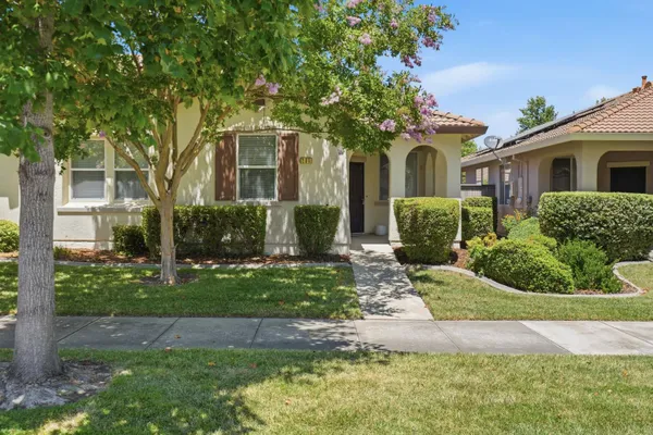 Property Slideshow image 2 of 39 | 260 mill valley cir, Sacramento, CA, 95835