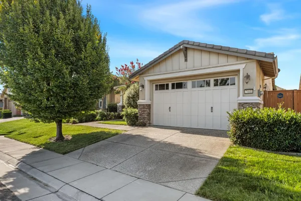 Property Slideshow image 3 of 50 | 7441 chatsworth cir, Elk Grove, CA, 95757