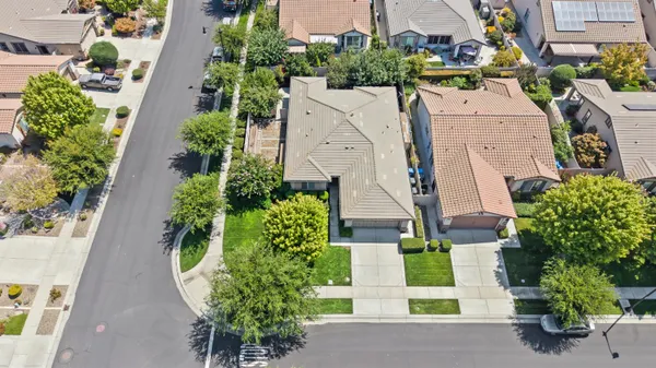 Property Slideshow image 2 of 49 | 2492 plumcreek ln, Manteca, CA, 95336