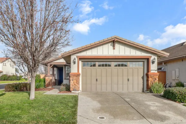 Property Slideshow image 2 of 56 | 7925 peak forest way, Elk Grove, CA, 95757