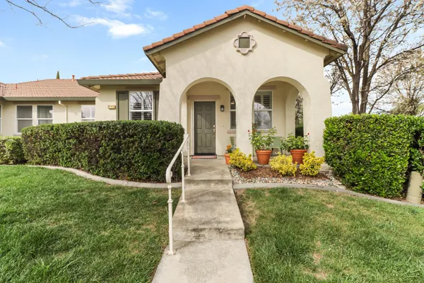 Property Slideshow image 3 of 49 | 220 mill valley cir, Sacramento, CA, 95835