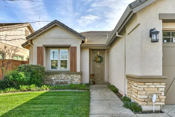 Property Slideshow image 2 of 51 | 7560 chatsworth cir, Elk Grove, CA, 95757