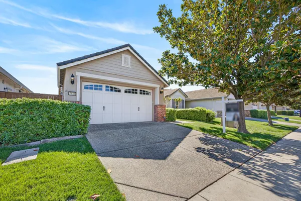 Property Slideshow image 2 of 52 | 7540 abbey cir, Elk Grove, CA, 95757