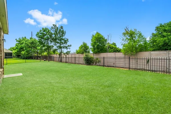 Property Slideshow image 2 of 50 | 221 connemara dr, Spring, TX, 77382