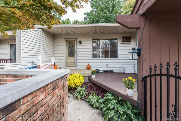 Property Slideshow image 2 of 46 | 25691 lexington dr unit 3, South Lyon, MI, 48178