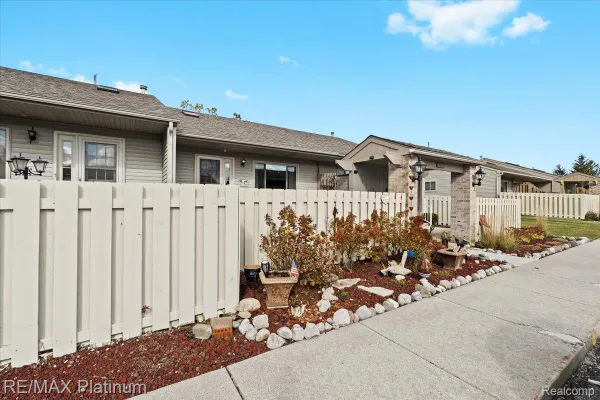 Property Slideshow image 3 of 31 | 62180 arlington cir unit 5, South Lyon, MI, 48178
