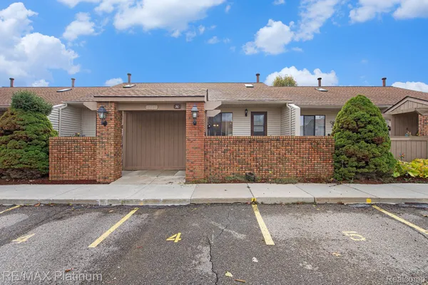 Property Slideshow image 2 of 18 | 61961 yorktown dr unit 4, South Lyon, MI, 48178