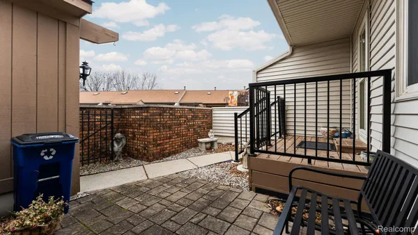 Property Slideshow image 3 of 39 | 25106 hamilton ct, Southlyoncity_oakland, MI, 47178
