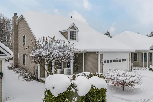 Property Slideshow image 2 of 39 | 3709 crestwood dr, Auburn Hills, MI, 48326