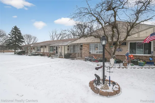 Property Slideshow image 2 of 31 | 61043 heritage blvd, South Lyon, MI, 48178