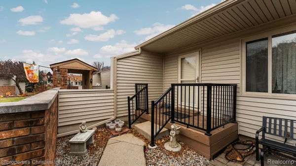 Property Slideshow image 2 of 39 | 25106 hamilton ct, Southlyoncity_oakland, MI, 47178