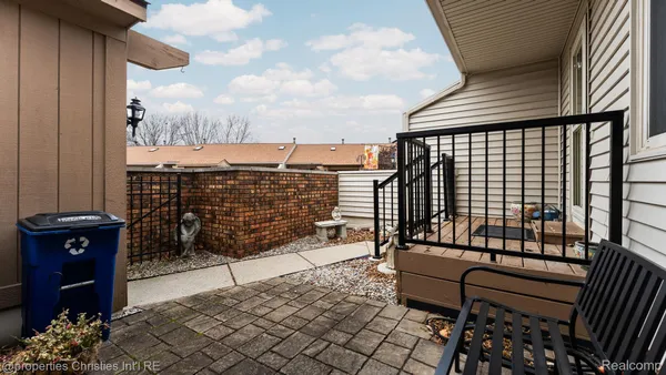 Property Slideshow image 3 of 39 | 25106 hamilton ct, Southlyoncity_oakland, MI, 47178