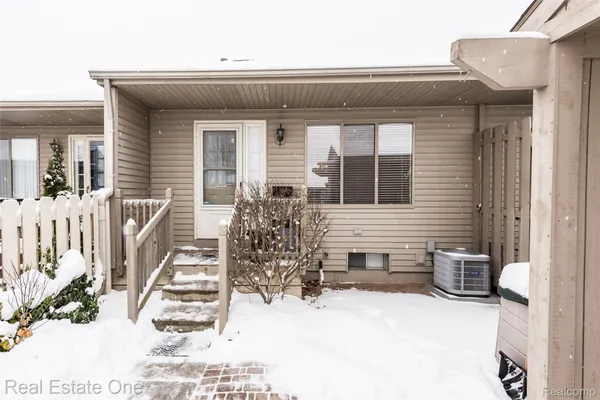 Property Slideshow image 3 of 34 | 62340 arlington cir 3, Southlyoncity_oakland, MI, 48178