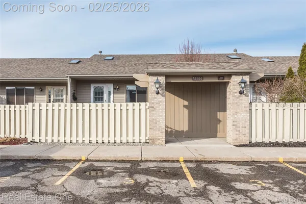 Property Slideshow image 2 of 38 | 62351 arlington cir unit 3, South Lyon, MI, 48178
