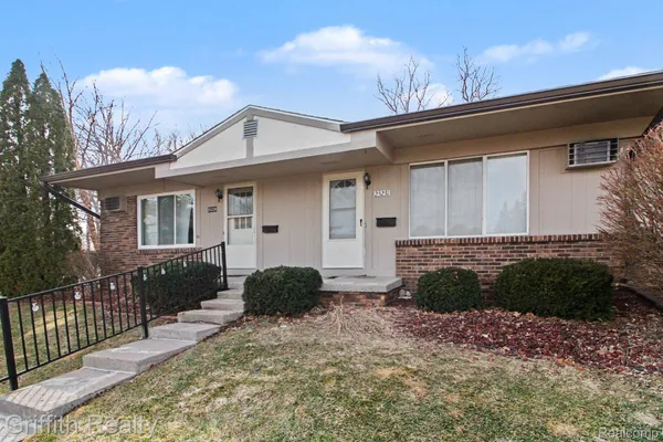 Property Slideshow image 2 of 16 | 25231 potomac dr 2, Southlyoncity_oakland, MI, 48178