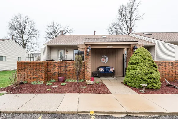 Property Slideshow image 3 of 36 | 62072 york town dr 1, Southlyoncity_oakland, MI, 48178