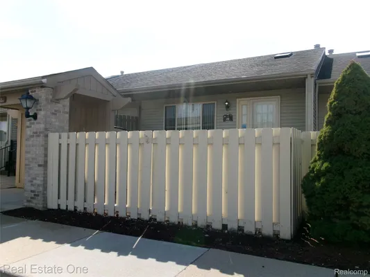 Property Slideshow image 2 of 14 | 62181 arlington cir 4, Southlyoncity_oakland, MI, 48178