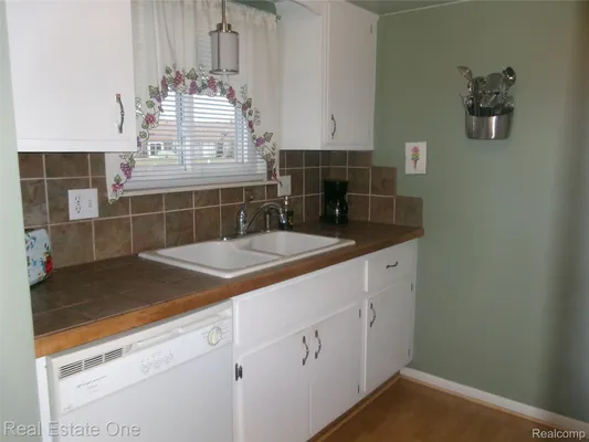 Property Slideshow image 2 of 15 | 25241 franklin ter 1, Southlyoncity_oakland, MI, 48178