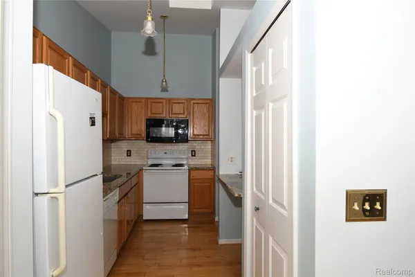 Property Slideshow image 3 of 17 | 62310 arlington cir 3, Southlyoncity_oakland, MI, 48178
