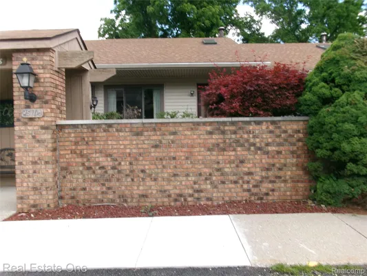 Property Slideshow image 2 of 35 | 25104 hamilton ct 4, Southlyoncity_oakland, MI, 48178