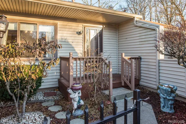 Property Slideshow image 2 of 35 | 25104 25104 hamilton ct 4, Southlyoncity_oakland, MI, 48178