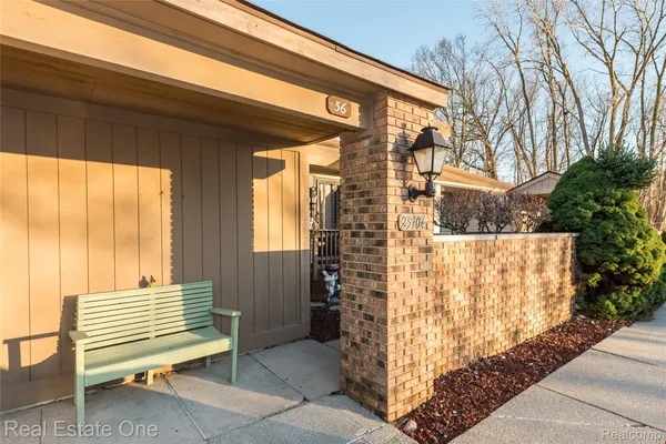 Property Slideshow image 3 of 35 | 25104 25104 hamilton ct 4, Southlyoncity_oakland, MI, 48178