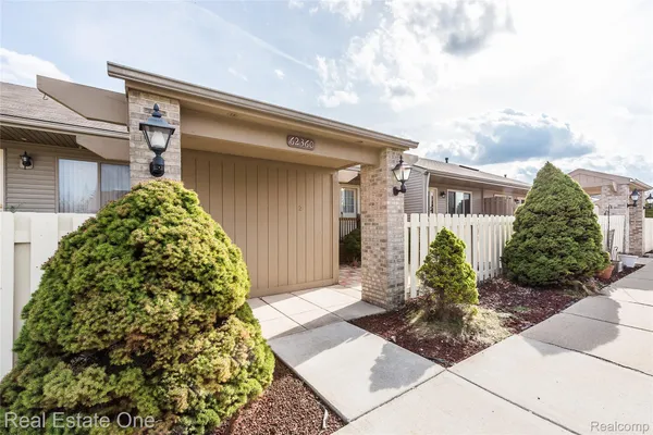 Property Slideshow image 2 of 39 | 62360 arlington cir 2, Southlyoncity_oakland, MI, 48178