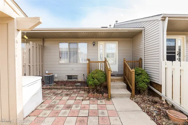 Property Slideshow image 3 of 39 | 62360 arlington cir 2, Southlyoncity_oakland, MI, 48178