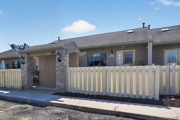 Property Slideshow image 3 of 36 | 62401 raleigh ct 4, Southlyoncity_oakland, MI, 48178