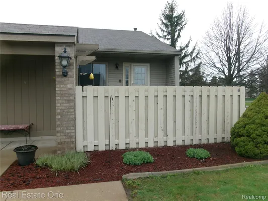 Property Slideshow image 2 of 12 | 61960 arlington cir 6, Southlyoncity_oakland, MI, 48178