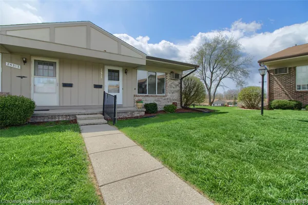 Property Slideshow image 2 of 29 | 25315 franklin ter 8, Southlyoncity_oakland, MI, 48178