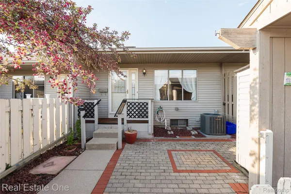 Property Slideshow image 3 of 42 | 61960 arlington 3, Southlyoncity_oakland, MI, 48178