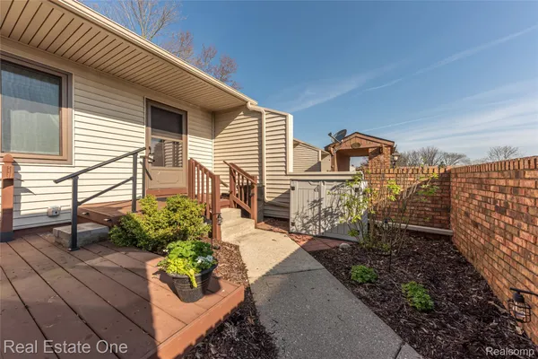 Property Slideshow image 2 of 29 | 25803 lexington dr 4, Southlyoncity_oakland, MI, 48178