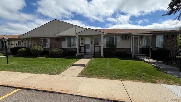 Property Slideshow image 2 of 25 | 25106 franklin ter 6, Southlyoncity_oakland, MI, 48178