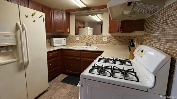 Property Slideshow image 3 of 25 | 25106 franklin ter 6, Southlyoncity_oakland, MI, 48178