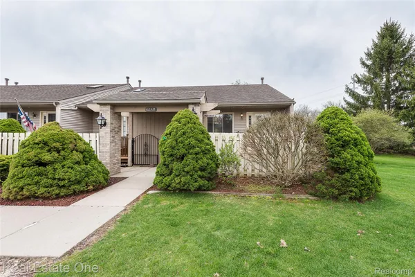 Property Slideshow image 2 of 42 | 62511 raleigh ct 6, Southlyoncity_oakland, MI, 48178