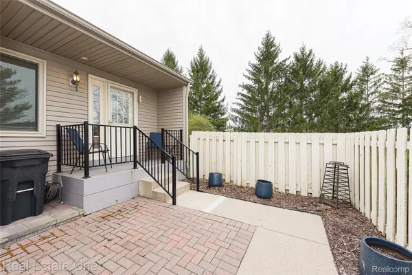 Property Slideshow image 3 of 42 | 62511 raleigh ct 6, Southlyoncity_oakland, MI, 48178