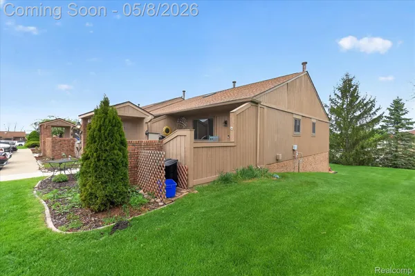 Property Slideshow image 2 of 45 | 25381 potomac dr 6, Southlyoncity_oakland, MI, 48178