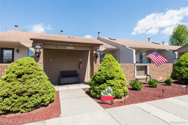 Property Slideshow image 2 of 31 | 61962 yorktown dr 2, Southlyoncity_oakland, MI, 48178