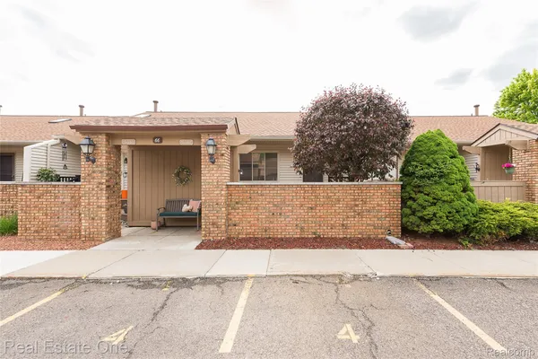 Property Slideshow image 2 of 36 | 25137 jefferson ct 4, Southlyoncity_oakland, MI, 48178