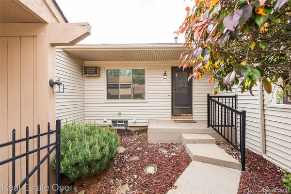 Property Slideshow image 3 of 36 | 25137 jefferson ct 4, Southlyoncity_oakland, MI, 48178