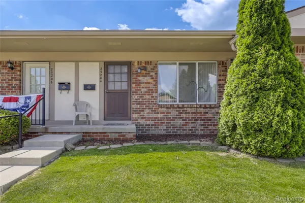 Property Slideshow image 2 of 15 | 25204 franklin ter, Southlyoncity_oakland, MI, 48178