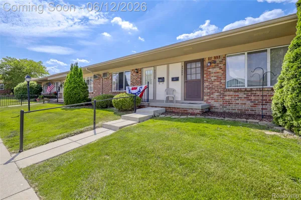 Property Slideshow image 3 of 15 | 25204 franklin ter, Southlyoncity_oakland, MI, 48178